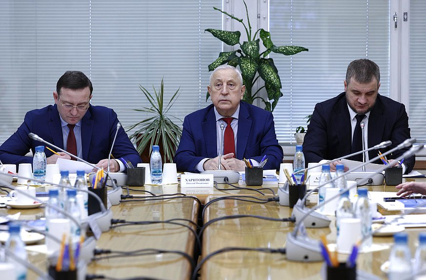 Первый заместитель Председателя Комитета по развитию Дальнего Востока и Арктики Вячеслав Логинов, Председатель Комитета Николай Харитонов и заместитель министра по развитию Дальнего Востока и Арктики Виталий Алтабаев