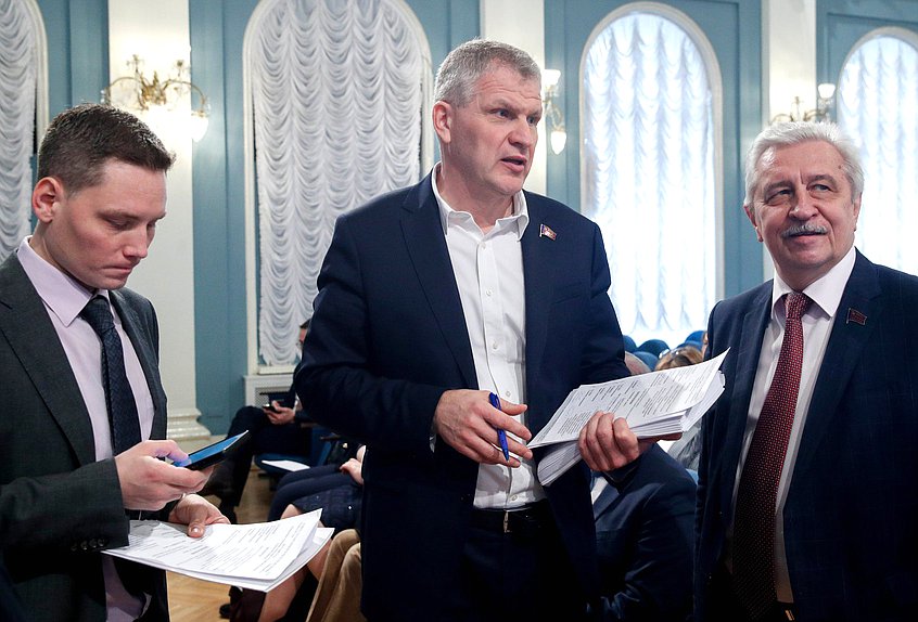 Заместитель Председателя Комитета по охране здоровья Алексей Куринный и член Комитета Николай Осадчий