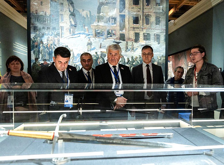 Члены делегаций стран-членов ОДКБ посетили выставки "Великая Победа. Россия - моя история" и "Без срока давности. Нюрнберг. 80 лет" в Москве