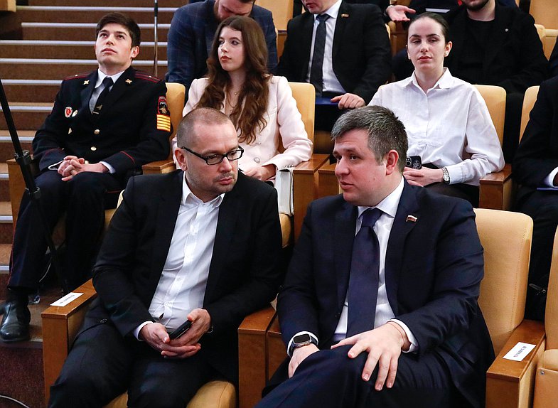 Заместитель Председателя Комитета по молодежной политике Александр Толмачев (справа)