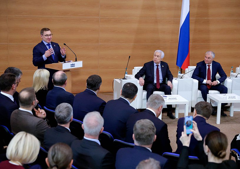 Секретарь Генерального совета Партии "Единая Россия" Владимир Якушев, руководитель фракции "Единая Россия" Владимир Васильев и Председатель Государственной Думы Вячеслав Володин