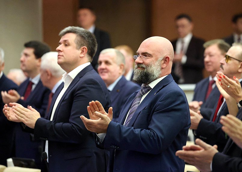 Заместитель Председателя Комитета по молодежной политике Александр Толмачев и член Комитета по экологии, природным ресурсам и охране окружающей среды Тимофей Баженов