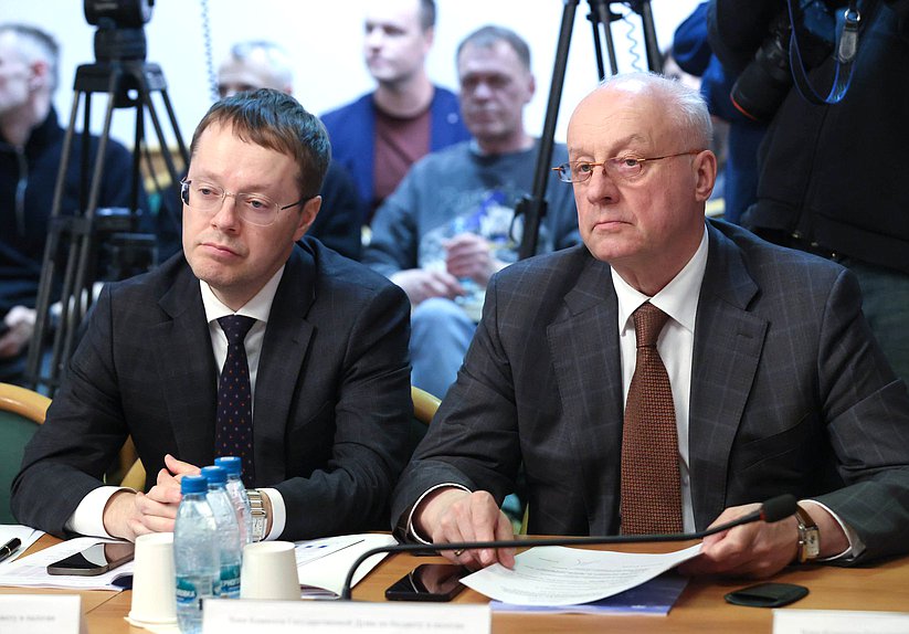 Члены Комитета по бюджету и налогам Лев Ковпак и Игорь Шубин