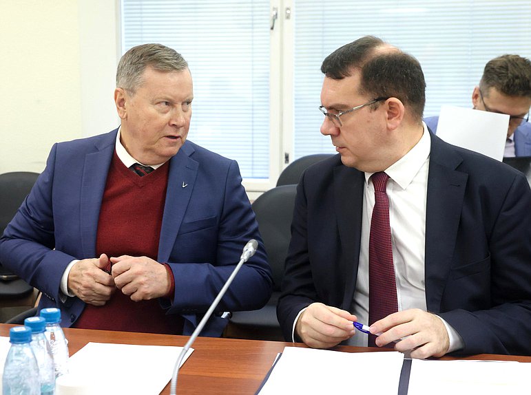 Аудитор Счетной палаты РФ Олег Нилов (слева)