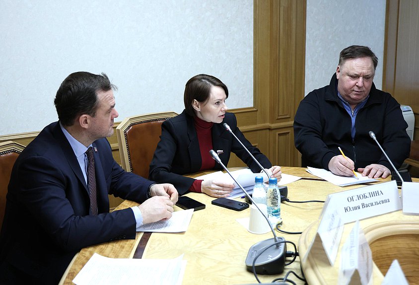 Заместители Председателя Комитета по аграрным вопросам Николай Гончаров и Юлия Оглоблина и член Комитета по экологии, природным ресурсам и охране окружающей среды Олег Валенчук