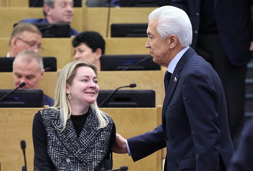 Член Комитета по туризму и развитию туристической инфраструктуры Наталья Каптелинина и руководитель фракции "Единая Россия" Владимир Васильев