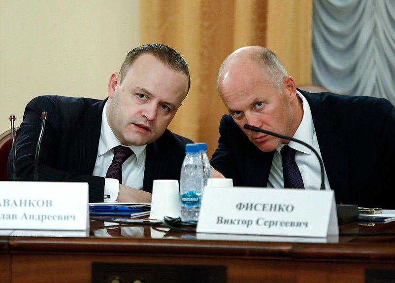 Заместитель Председателя Государственной Думы Владислав Даванков (слева)