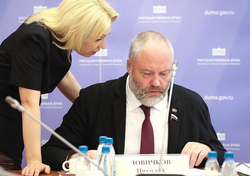 Член Комитета по развитию гражданского общества, вопросам общественных и религиозных объединений Ольга Тимофеева и Первый заместитель Председателя Комитета, замещающий Председателя Комитета, Николай Новичков