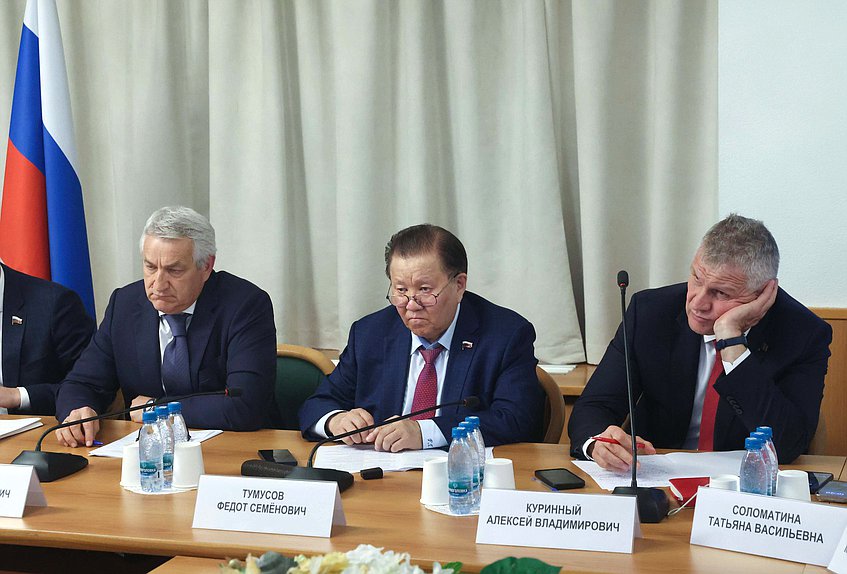 Первые заместители Председателя Комитета по охране здоровья Леонид Огуль и Федот Тумусов и заместитель Председателя Комитета Алексей Куринный