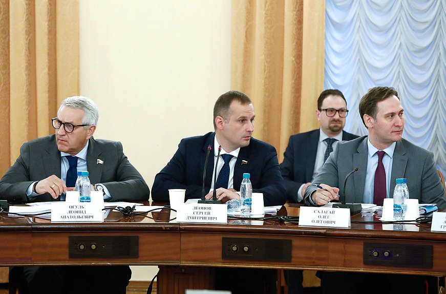 Председатель Комитета по охране здоровья Сергей Леонов, Первый заместитель Председателя Комитета Леонид Огуль и заместитель Министра здравоохранения РФ Олег Салагай