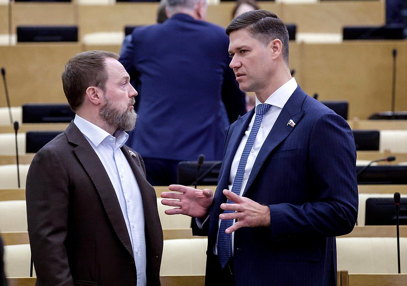 Заместитель Председателя Комитета по строительству и ЖКХ Сергей Колунов и заместитель Председателя Комитета по экономической политике Сергей Алтухов