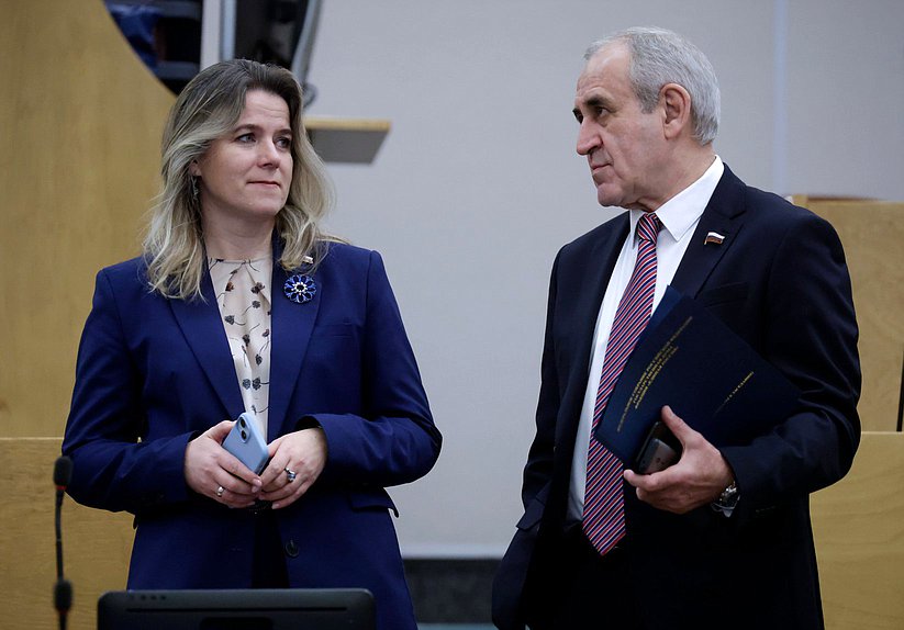 Член Комитета по защите семьи, вопросам отцовства, материнства и детства Ольга Коробова и член Комитета по физической культуре и спорту Сергей Неверов