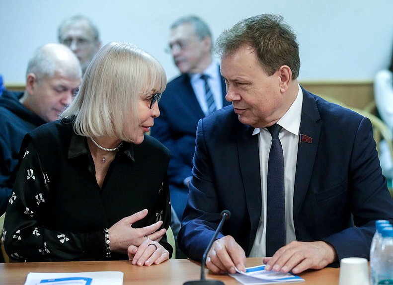 Первые заместители Председателя Комитета по экономической политике Надежда Школкина и Николай Арефьев