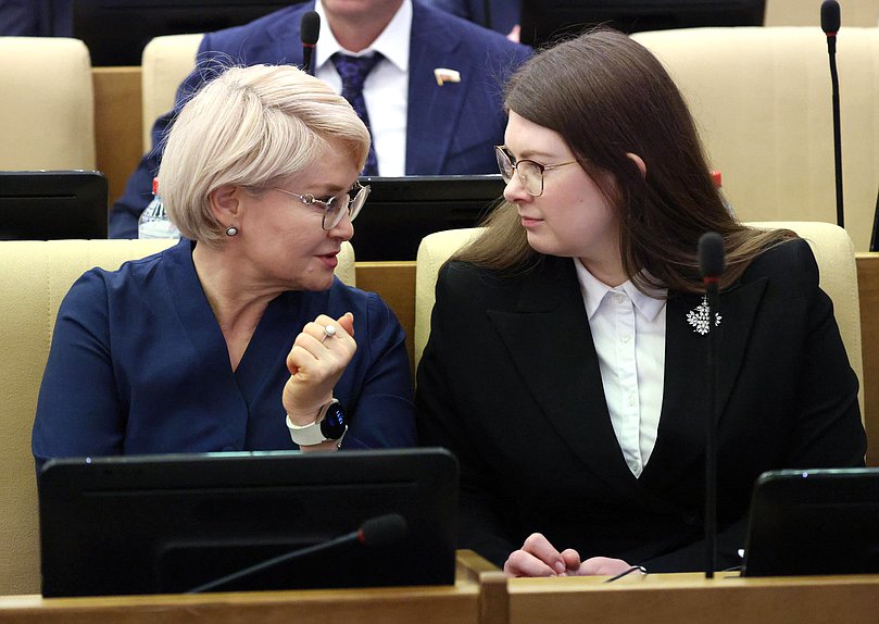 Член Комитета по просвещению Эльвира Аиткулова и заместитель Председателя Комитета по развитию гражданского общества, вопросам общественных и религиозных объединений Ольга Занко