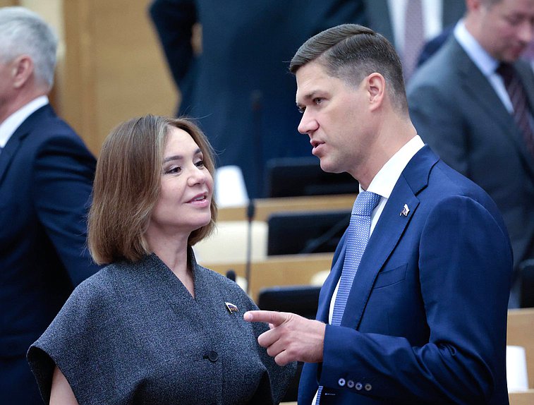 Первый заместитель Председателя Комитета по малому и среднему предпринимательству Альфия Когогина и заместитель Председателя Комитета по экономической политике Сергей Алтухов