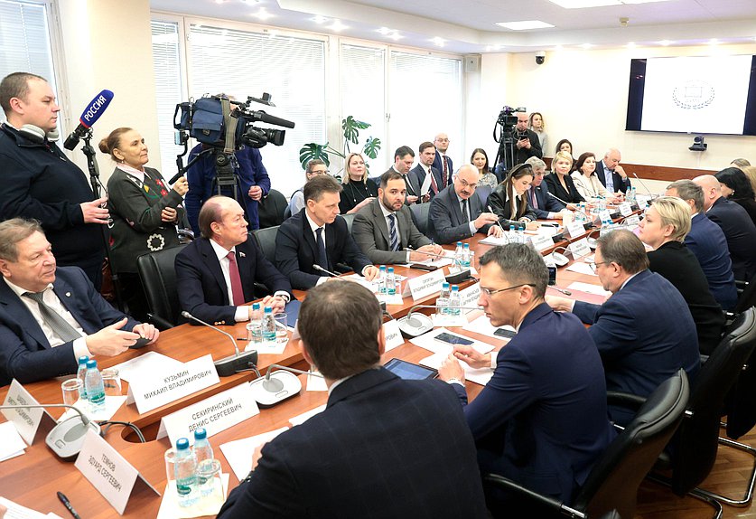 Заседание Комитета по науке и высшему образованию с участием Министра науки и высшего образования РФ Валерия Фалькова