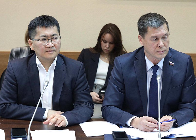 Члены Комитета по экологии, природным ресурсам и охране окружающей среды Николай Будуев и Зариф Байгускаров