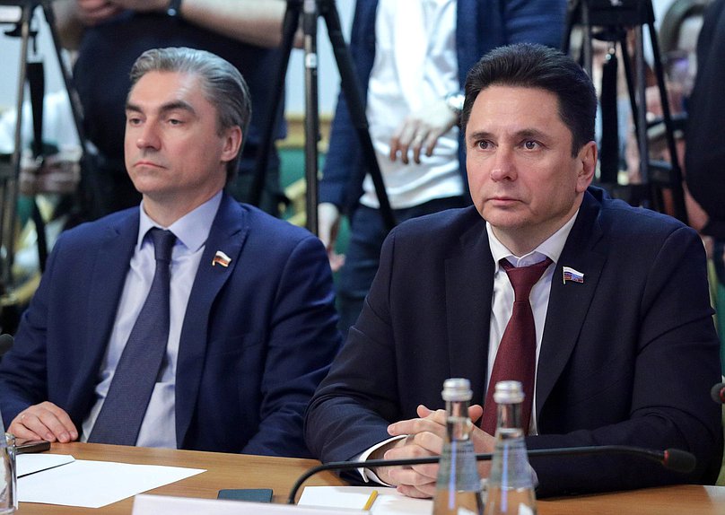 Заместитель Председателя Комитета по информационной политике, информационным технологиям и связи Андрей Свинцов и член Комитета Вячеслав Петров