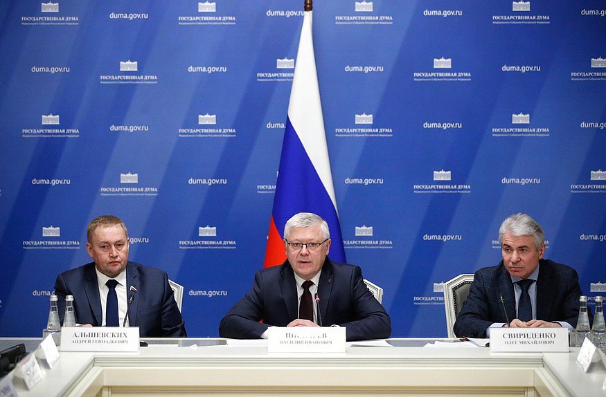 Председатель Комитета по безопасности и противодействию коррупции Василий Пискарев, член Комитета Андрей Альшевских и заместитель Министра юстиции РФ Олег Свириденко
