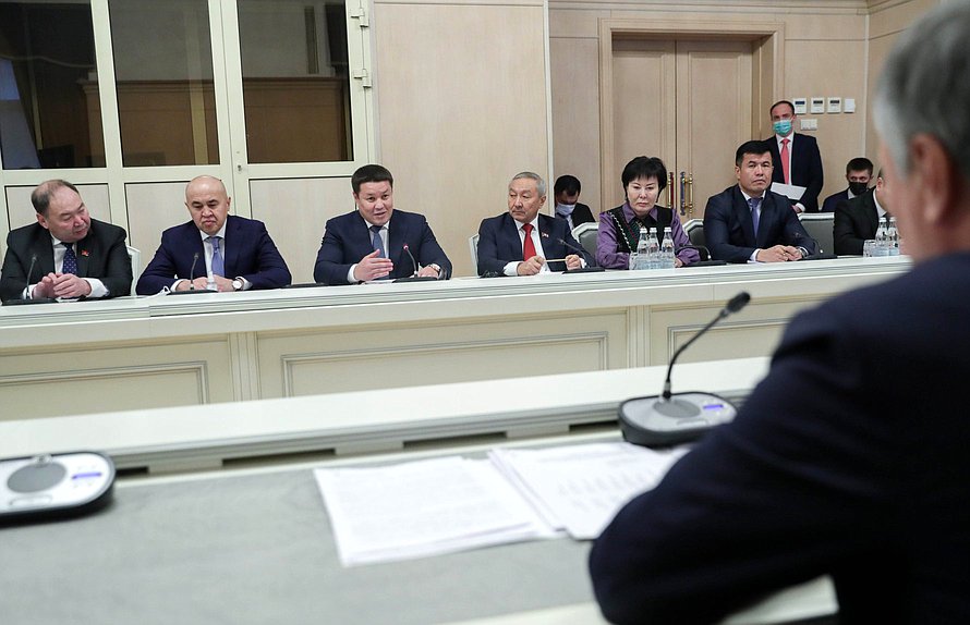 Meeting of Chairman of the State Duma Viacheslav Volodin and Speaker of the Joǵorku Keńesh, Acting President of the Kyrgyz Republic Talant Mamytov