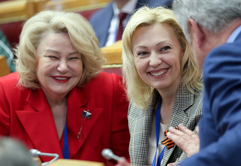 Председатель Комитета по вопросам семьи, женщин и детей Нина Останина и Председатель Комитета по развитию гражданского общества, вопросам общественных и религиозных объединений Ольга Тимофеева