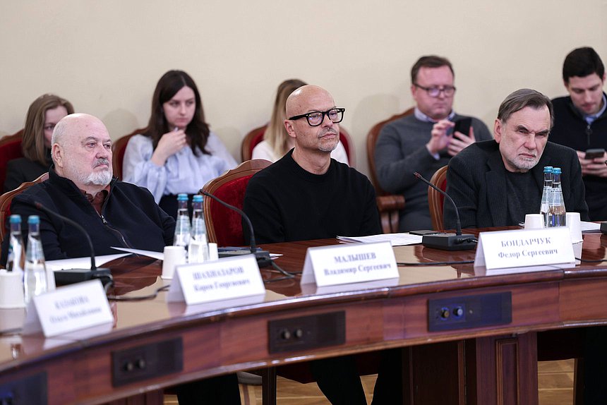 Ректор ВГИК им. С. А. Герасимова Владимир Малышев, продюсер и режиссер Федор Бондарчук и продюсер и режиссер Сергей Сельянов