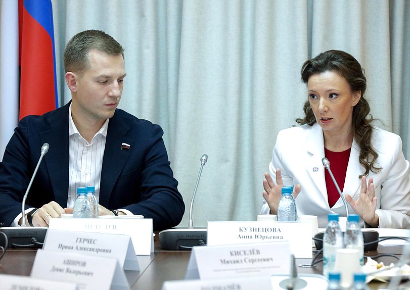 Председатель Комитета по молодежной политике Артем Метелев и заместитель Председателя Государственной Думы Анна Кузнецова