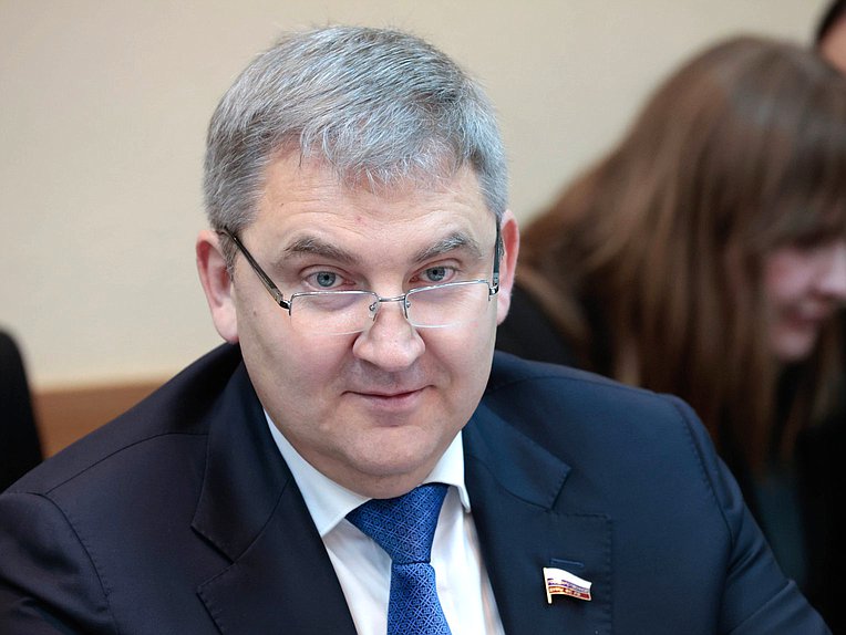 Член Комитета по контролю Дмитрий Ламейкин