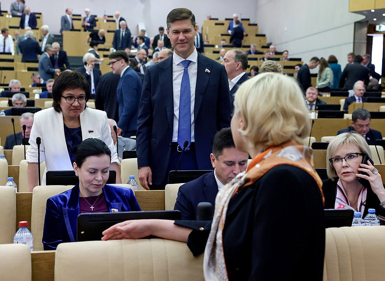 Член Комитета по делам национальностей Елена Евтюхова и заместитель Председателя Комитета по экономической политике Сергей Алтухов
