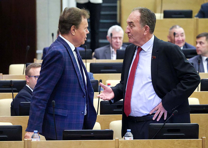 Первый заместитель Председателя Комитета по экономической политике Николай Арефьев и член Комитета по аграрным вопросам Николай Васильев