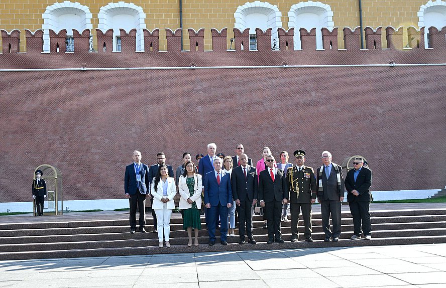 Flowers-laying ceremony at the Tomb of the Unknown Soldier with participation of delegations taking part in the International Parliamentary Conference “Russia – Latin America”