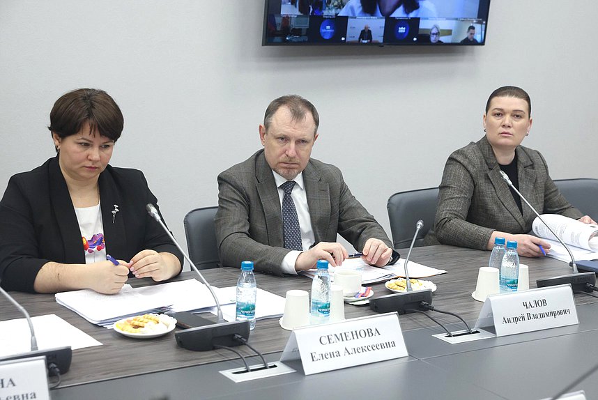 Член Комитета по защите семьи, вопросам отцовства, материнства и детства Василина Кулиева (справа)