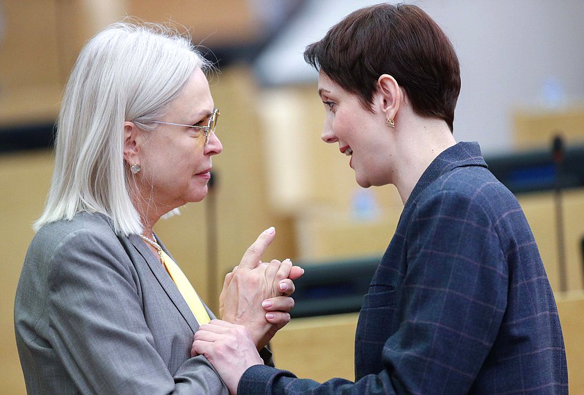 Заместитель Председателя Комитета по государственному строительству и законодательству Ирина Белых и заместитель Председателя Комитета по экологии, природным ресурсам и охране окружающей среды Жанна Рябцева