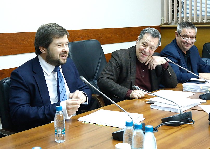 Первый заместитель Министра энергетики РФ Павел Сорокин, Председатель Комитета по бюджету и налогам Андрей Макаров и Первый заместитель Председателя Комитета Глеб Хор