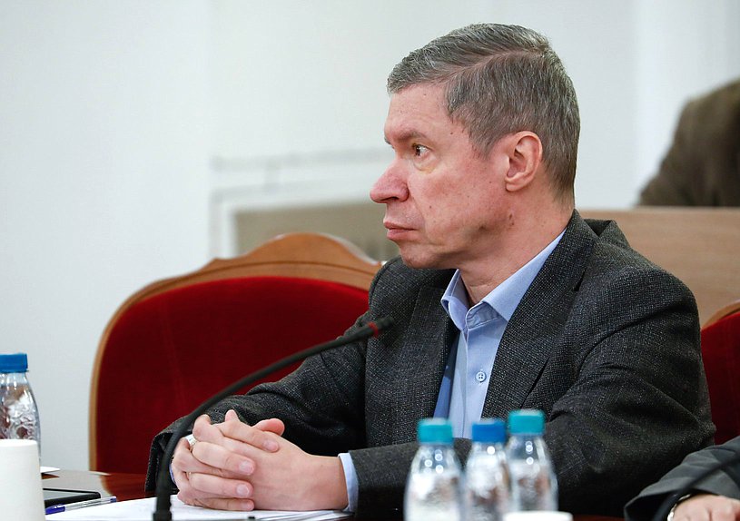 Круглый стол Комитета по охране здоровья на тему «О мерах совершенствования организации медицинской помощи с целью достижения ключевых показателей федерального проекта «Борьба с гепатитом С и минимизация рисков распространения данного заболевания»