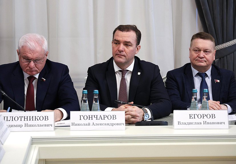 Первый заместитель Председателя Комитета по аграрным вопросам Владимир Плотников и заместители Председателя Комитета Николай Гончаров и Владислав Егоров