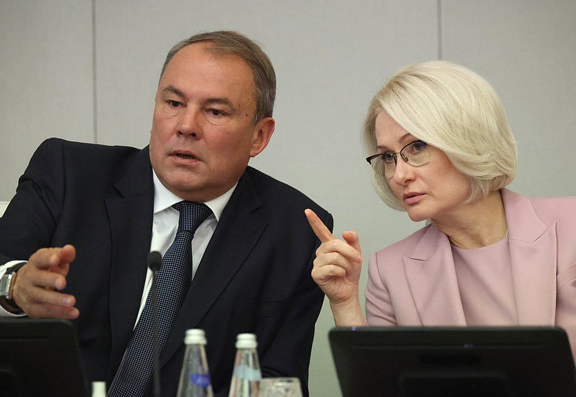 Заместители Председателя Государственной Думы Петр Толстой и Виктория Абрамченко