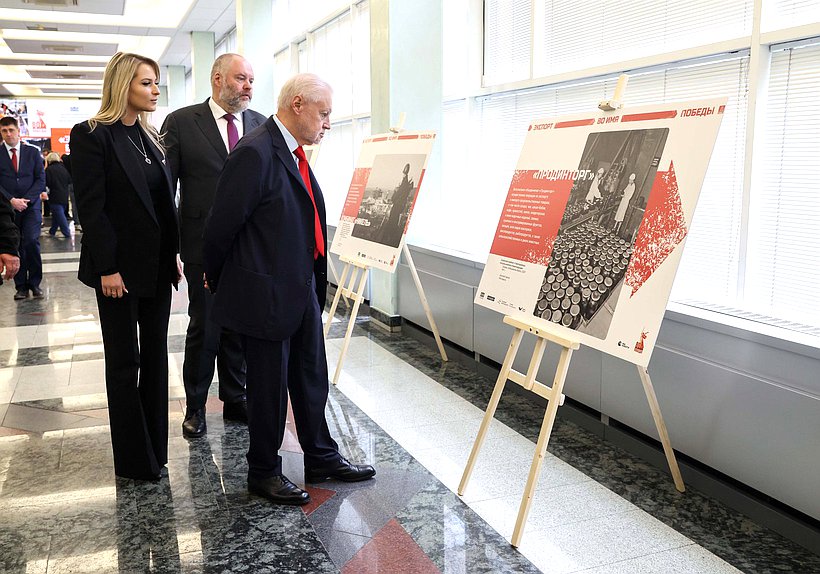 Руководитель фракции "Справедливая Россия - За правду" Сергей Миронов, Председатель Комитета по развитию гражданского общества, вопросам общественных и религиозных объединений Яна Лантратова и член Комитета по развитию Дальнего Востока и Арктики Николай Новичков