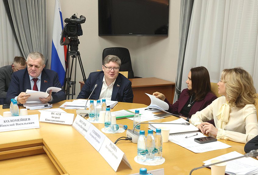 Заседание Комитета по труду, социальной политике и делам ветеранов с участием Министра труда и социальной защиты РФ Антона Котякова