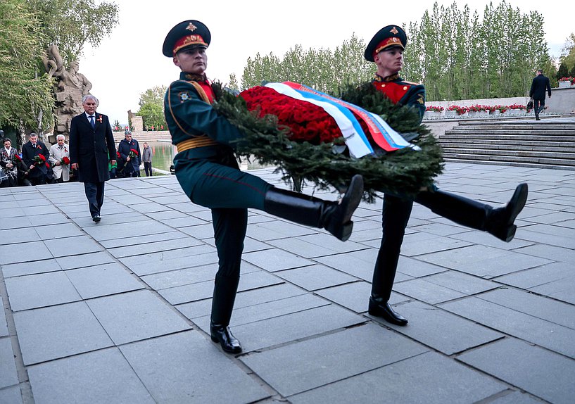 Председатель Государственной Думы Вячеслав Володин и члены российской делегации, прибывшие в Волгоград для участия в Международном форуме «Великое наследие — общее будущее», возложили цветы к Вечному огню на Мамаевом кургане