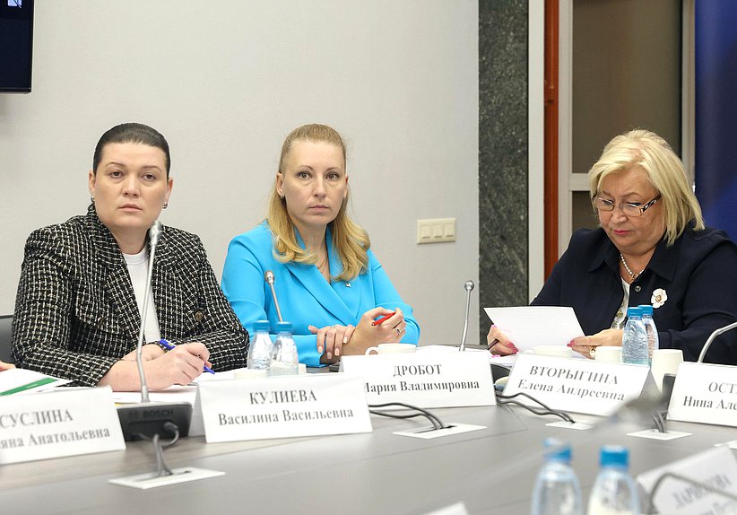 Член Комитета по защите семьи, вопросам отцовства, материнства и детства Василина Кулиева и заместители Председателя Комитета Елена Вторыгина и Мария Дробот