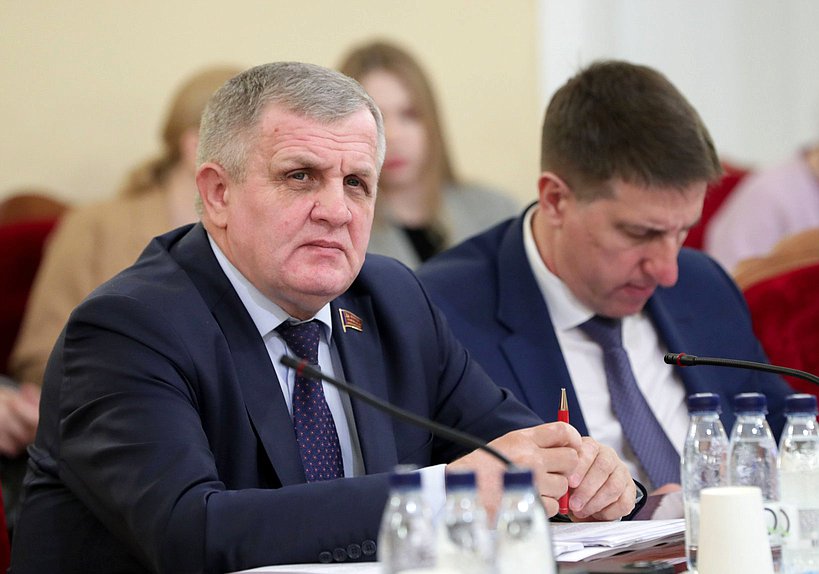 Первый заместитель Председателя Комитета по труду, социальной политике и делам ветеранов Николай Коломейцев