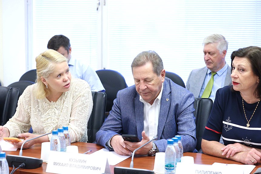 Заместитель Председателя Комитета по науке и высшему образованию Екатерина Харченко и члены Комитета Михаил Кузьмин и Ольга Пилипенко