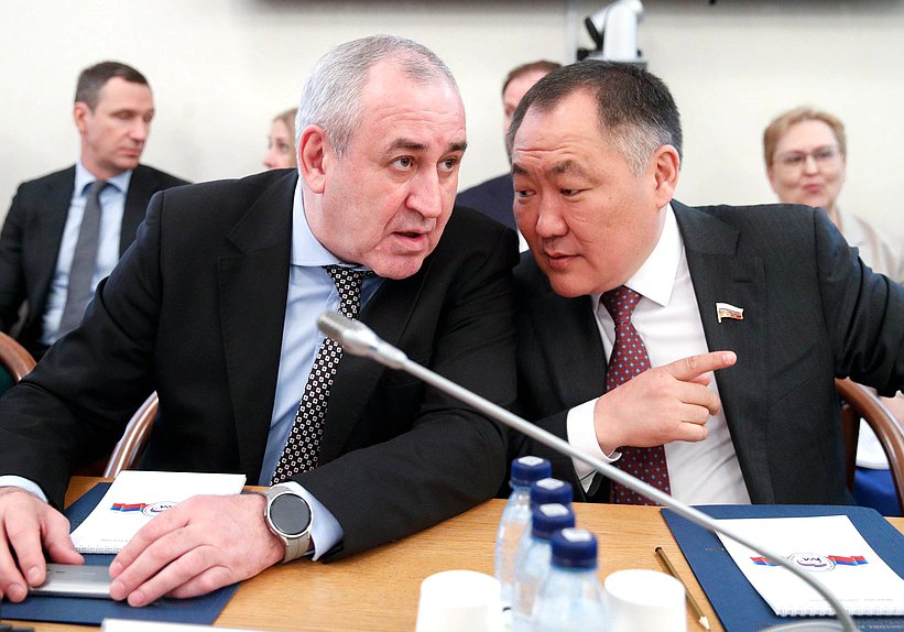 Заместители Председателя Государственной Думы Сергей Неверов и Шолбан Кара-оол