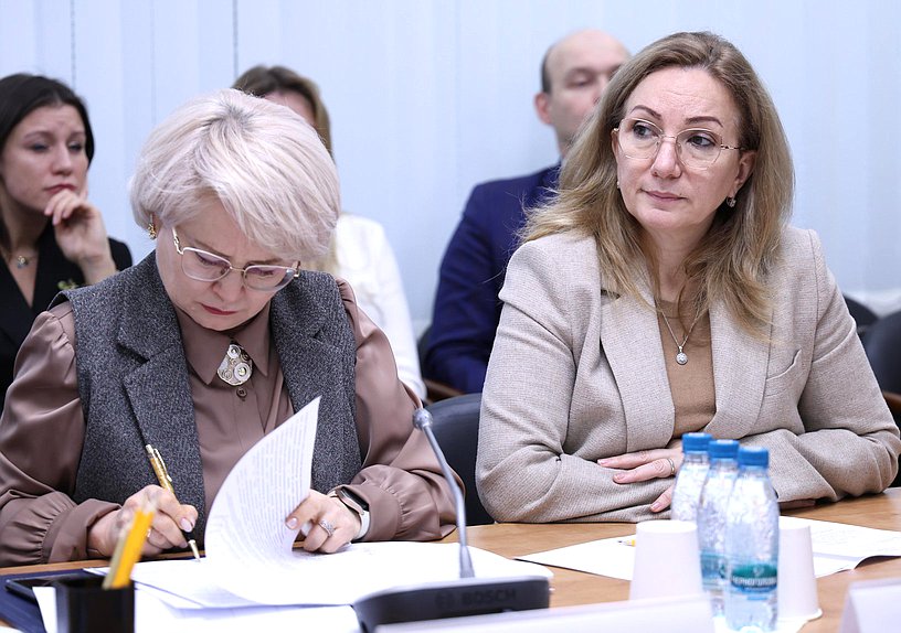 Члены Комитета по просвещению Эльвира Аиткулова и Лариса Тутова