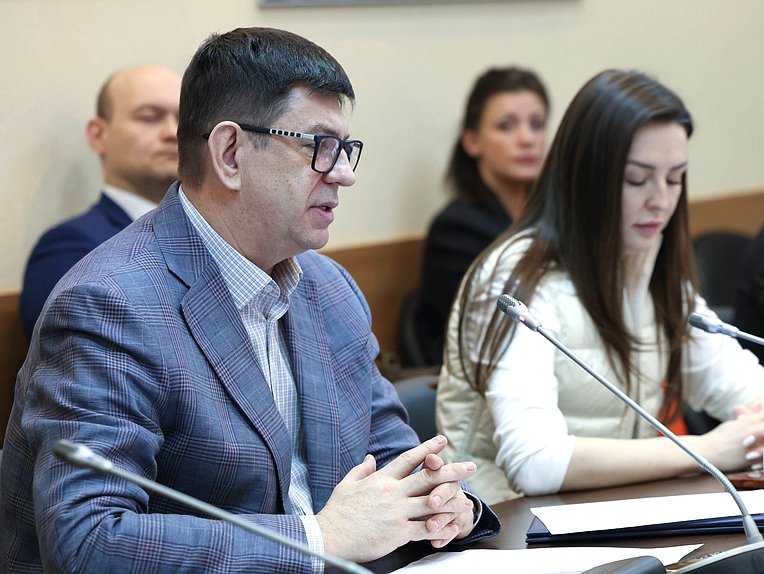 Член Комитета по просвещению Виктор Смирнов