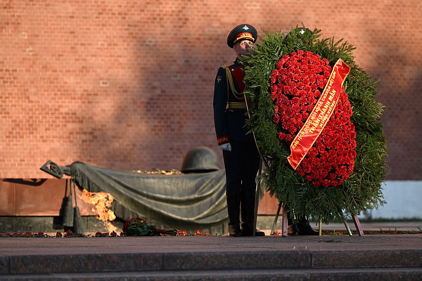 Ceremonia de colocación de una ofrenda floral en la Tumba del Soldado Desconocido junto al muro del Kremlin