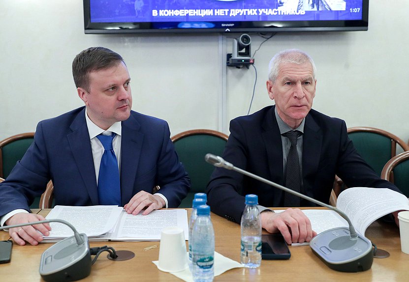 Председатель Комитета по региональной политике и местному самоуправлению Алексей Диденко и Председатель Комитета по физической культуре и спорту Олег Матыцин