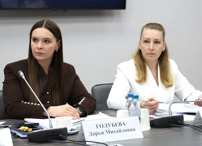 Член Комитета по защите семьи, вопросам отцовства, материнства и детства Дарья Голубева и заместитель Председателя Комитета Мария Дробот