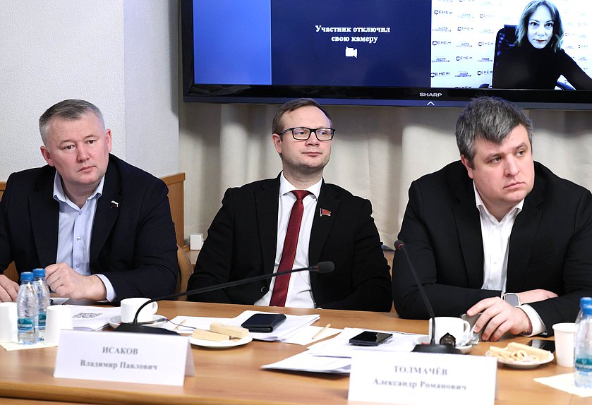 Член Комитета по молодежной политике Вячеслав Дамдинцурунов и заместители Председателя Комитета Владимир Исаков и Александр Толмачев